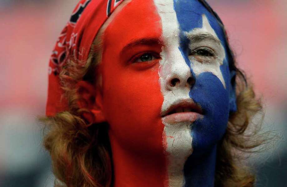 <b>Glenn Selldin</b>, 14, of Cyress, wears his face paint for the gamebefore the - 920x920