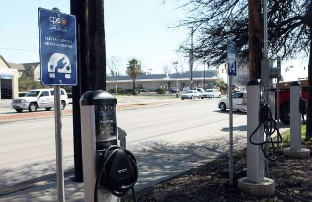 A reader wants to know why the city has installed 120 recharge stations, such as this one, for electric cars when there are only about 80 electric cars in use in San Antonio. Photo: Helen L. Montoya, San Antonio Express-News / ©SAN ANTONIO EXPRESS-NEWS