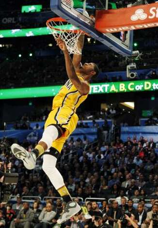 Indiana Pacers' Paul George dunks during the NBA basketball All-Star Slam Dunk contest, Saturday, Feb. 25, 2012, in Orlando, Fla. (AP Photo/Lynne Sladky) (AP) / SA