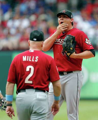 Manager Brad Mills removes Fernando Rodriguez, who suffered his seventh loss after allowing four runs in 2⁄3 of an inning in the sixth. Photo: TIM SHARP / FR62992 AP