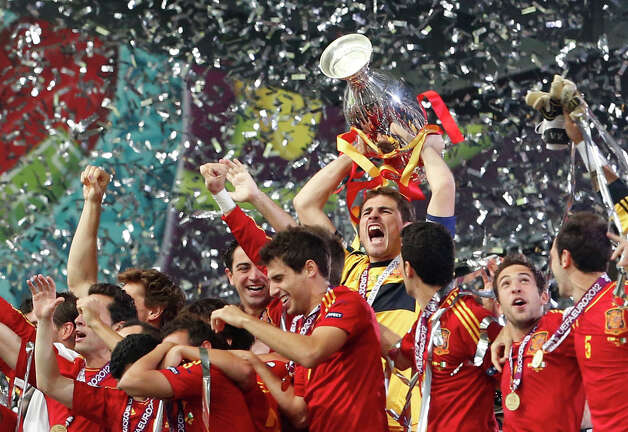 Spain goalkeeper Iker Casillas lifts the trophy after the Euro 2012 soccer championship final  between Spain and Italy in Kiev, Ukraine, Sunday, July 1, 2012. Spain won the match 4-0. Photo: AP / SA