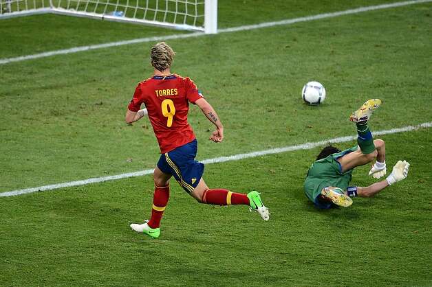 Spanish forward Fernando Torres (L) scores against Italian goalkeeper Gianluigi Buffon during the Euro 2012 football championships final match Spain vs Italy on July 1, 2012 at the Olympic Stadium in Kiev. Photo: Jeff Pachoud, AFP/Getty Images / SF