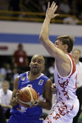 France's Tony Parker, left, is challenged by Russia's Aleksey Zozulin during their EuroBasket 2009, European Basketball Championships group B match in Gdansk, northern Poland, Wednesday Sept. 9, 2009. (Darko Vojinovic / Associated Press) / SA
