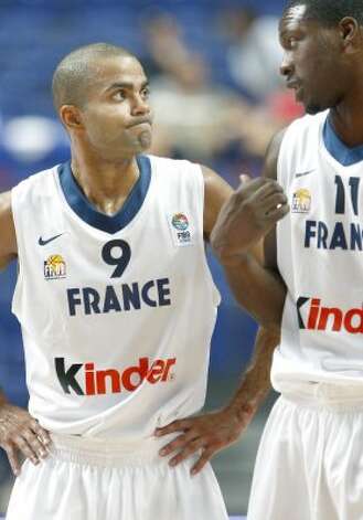 France's national basketball team player Tony Parker who plays in the U. S. for San Antonio Spurs, left, speaks with teammate Florent Pietrus, right, during their Classification Round 7th to 8th place game of the Eurobasket Championship against Slovenia in Madrid, Sunday Sept. 16, 2007. (Fernando Bustamante / Associated Press) / SA