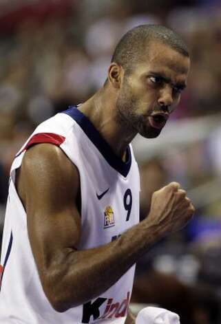 France's Tony Parker celebrates a basket during the first round game against Italy at the European Basketball Championships in Alicante September 4 , 2007. (Sergio Perez / Reuters) / SA