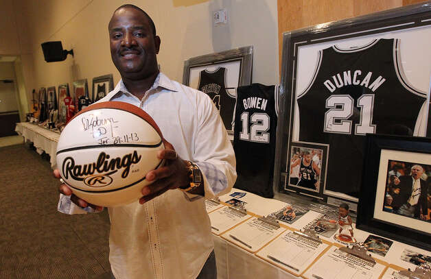 Autograph collector Chris Tyson holds a basketball signed by Spurs legend David Robinson. Photo: Kin Man Hui, San Antonio Express-News / ©2012 San Antonio Express-News