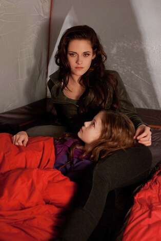 Kristen Stewart  Mackenzie  on Kristen Stewart And Mackenzie Foy Star In The Twilight Saga  Breaking