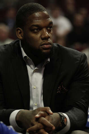 Eddy Curry of the New York Knicks sits on the bench and watches his teammates take on the Chicago Bulls at the United Center on Nov. 4, 2010, in Chicago. Photo: Jonathan Daniel, Getty Images / 2010 Getty Images