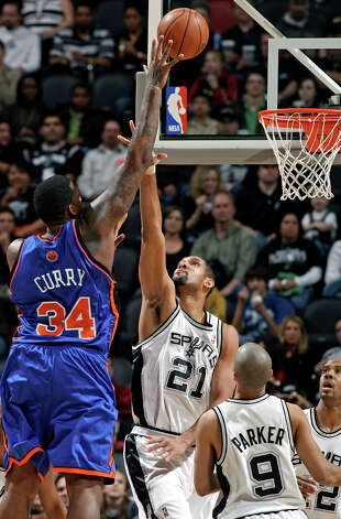 New York Knicks center Eddy Curry goes high to score over the Spurs defense in the first half Friday, Jan. 4, 2008, at the AT&T Center. Photo: TOM REEL, SAN ANTONIO EXPRESS-NEWS / SAN ANTONIO EXPRESS-NEWS