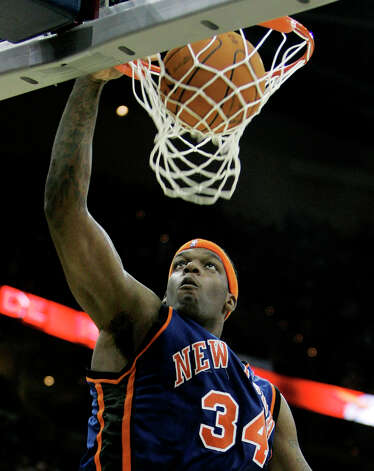 The New York Knicks' Eddy Curry (34) dunks the ball against the Cleveland Cavaliers in the fourth quarter Wednesday, Nov. 29, 2006, in Cleveland. The Knicks won 101-98. (Tony Dejak / Associated Press) Photo: TONY DEJAK, AP / AP