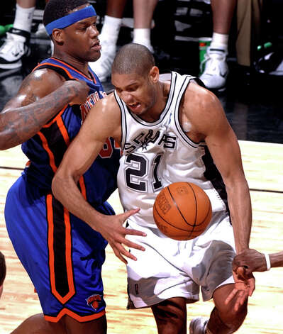 The Spurs' Tim Duncan is fouled in the second quarter by the New York Knicks' Eddy Curry on Monday, Feb 27, 2006. Photo: GLORIA FERNIZ, SAN ANTONIO EXPRESS-NEWS / SAN ANTONIO EXPRESS-NEWS