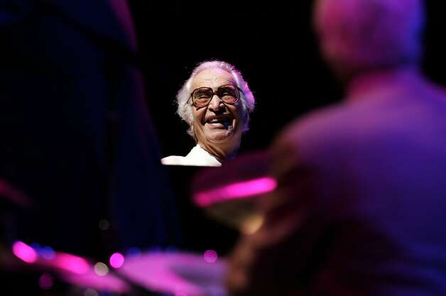 BRUBECK_0069_kk.JPG Dave Brubeck reacts to a Bobby Militello sax solo at Villa Montalvo. We join jazz legend Dave Brubeck, 85, his wife Iola and his quartet (Bobby Militello sax, Michael Moore, bass and Randy Jones, drums) on a two-day tour through the Central Valley, where he was raised. Brubeck's gigs include Villa Montalvo in Saratoga on Aug. 26, and Outdoor Grove in Sacramento on Aug. 27. San Francisco Chronicle Photo by Kim Komenich 8/26/05 Photo: Kim Komenich, SFC / SF
