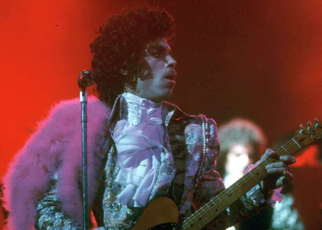 INGLEWOOD, CA - FEBRUARY 19: Prince performs live at the Fabulous Forum on February 19, 1985 in Inglewood, California. Photo: Michael Ochs Archives, Getty Images / Michael Ochs Archives