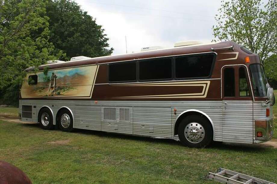 Willie Nelson Band's tour bus for sale on Craigslist - San ...