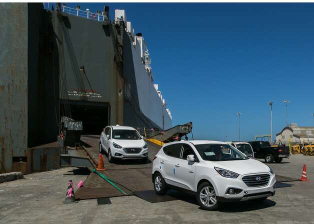 Hyundai's first mass-produced Tucson full cell CUVs arrive in Southern California. Photo: Associated Press
