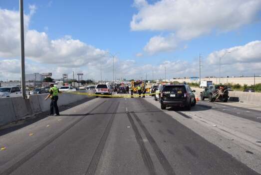 Emergency crews work to clear a fatal crash involving an 18-wheeler on southbound Interstate 35 near Rittiman Road on July 16, 2015. Photo: Mark D. Wilson/San Antonio Express-News