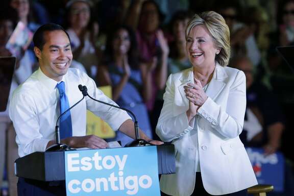 Hillary Rodham Clinton junto al secretario de Vivienda de EE.UU., Julián Castro, en un evento en San Antonio, Texas, para lanzar una campaña dirigida a los latinos, en octubre de 2015.