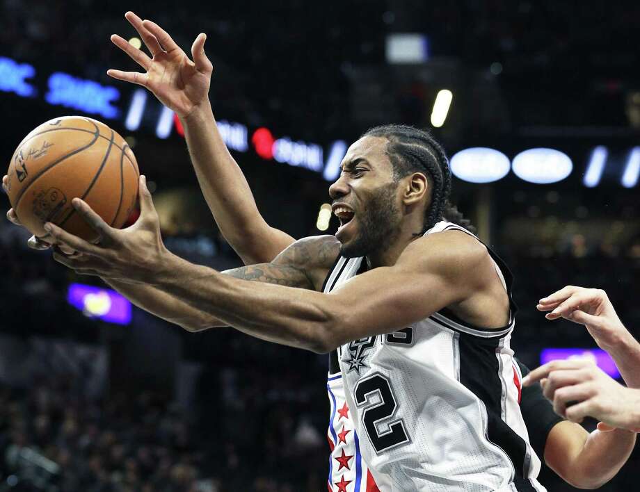 Kawhi Leoanrd  stretches the ball into the lane as the Spurs host the Sixers at the AT&T Center on February 2, 2017. Photo: Tom Reel, Staff / San Antonio Express-News / 2017 SAN ANTONIO EXPRESS-NEWS