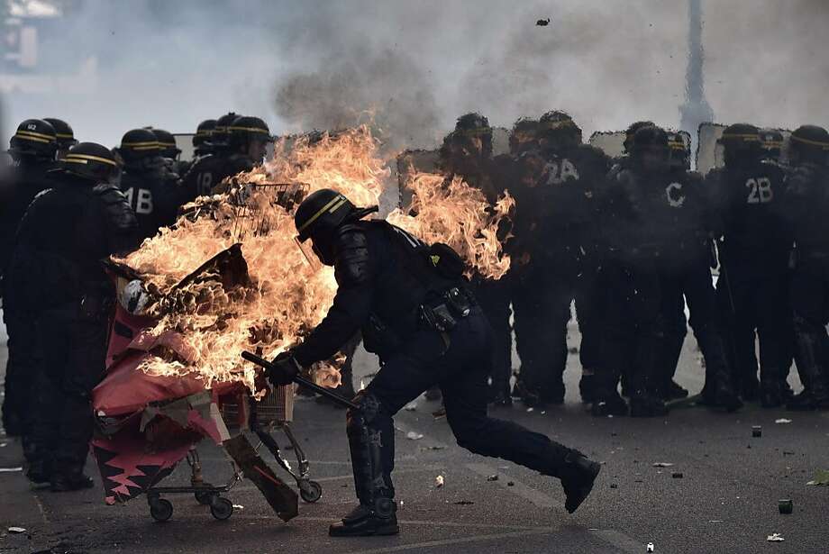 Αποτέλεσμα εικόνας για French police and protesters clash in Paris during May Day rally