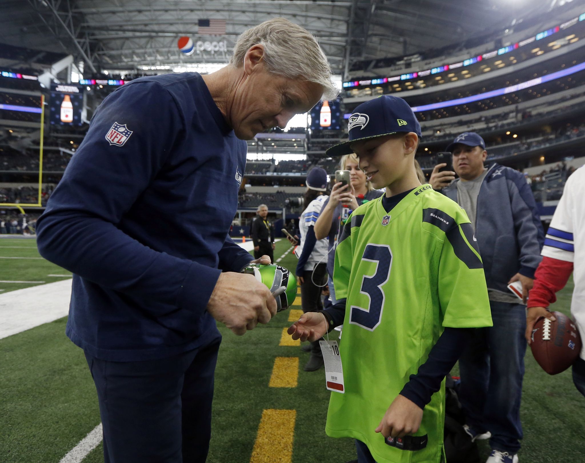 Seahawks keep playoff hopes alive with win in Dallas