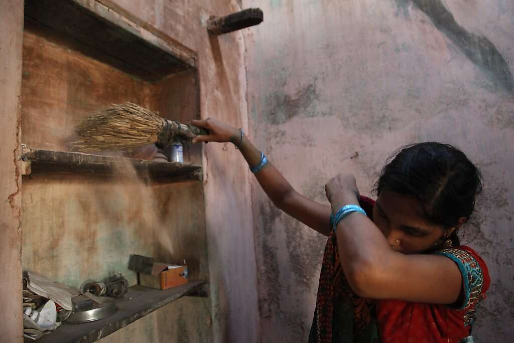 Eleven days after giving birth, Manisha Parmar cleans her home shortly after returning to Khambhat, India, Monday, June 3, 2013. Photo: Nicole Fruge, The Chronicle
