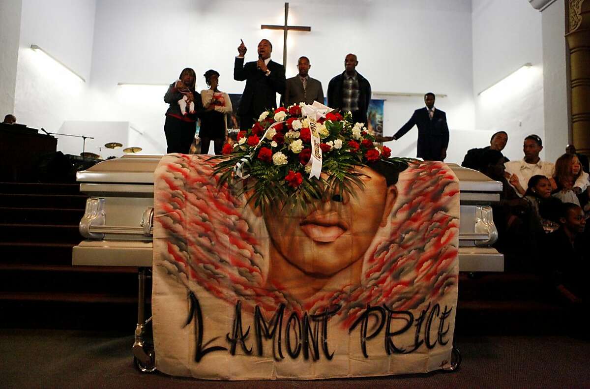 Pastor Harry Fort, center,  stands with Reverend Ramon Price Sr. as he introduces the daughter of  Lamont Price during his funeral on Wednesday, February 29, 2012, at Mt. Calvary Baptist Church in Oakland, Calif. Pastor Fort asked the crowd to show their support for the family by donating money to open a college fund for the child. The crowd raised more than a thousand dollars. Photo: Lacy Atkins, The Chronicle