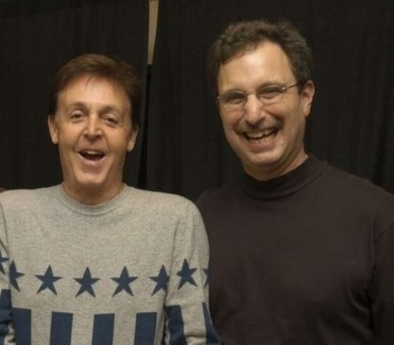 Dennis Constantine (right, in 2003 with Paul McCartney) is the director of broadcasting of Live 365. Photo: Tk / Tk / ONLINE_YES