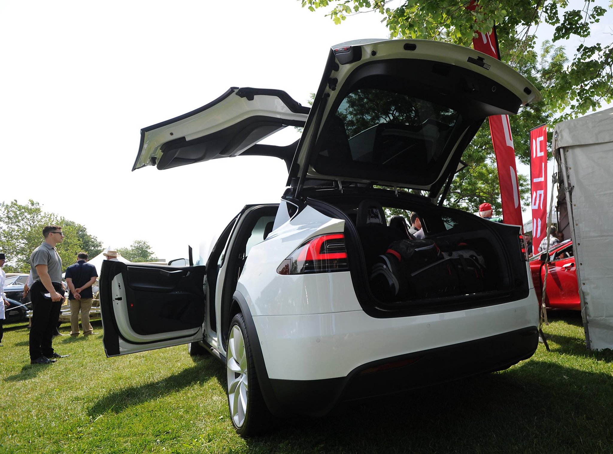 Tesla offers less expensive Model X but it