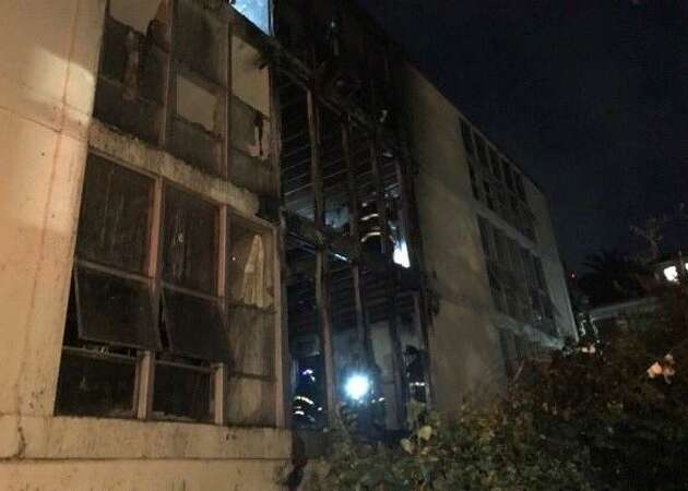 Fire sweeps through Oakland apartment building