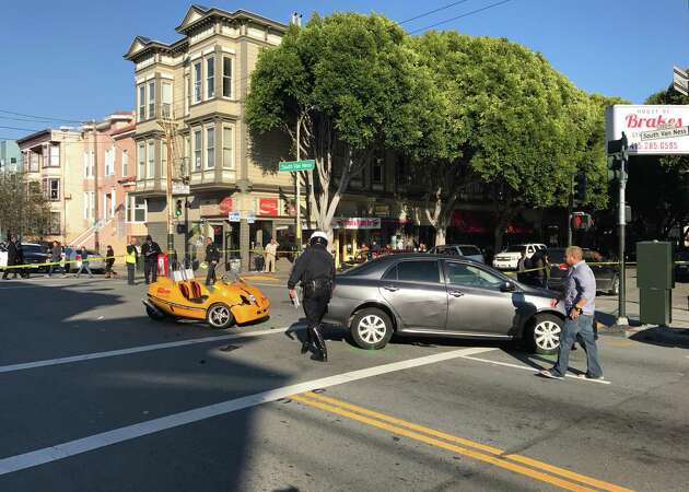 2 tossed out of GoCar in wreck in SF's Mission District