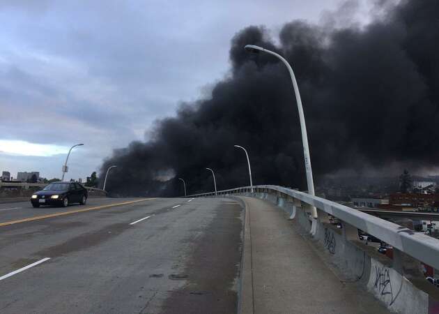Fire in Oakland snarls traffic on I-880