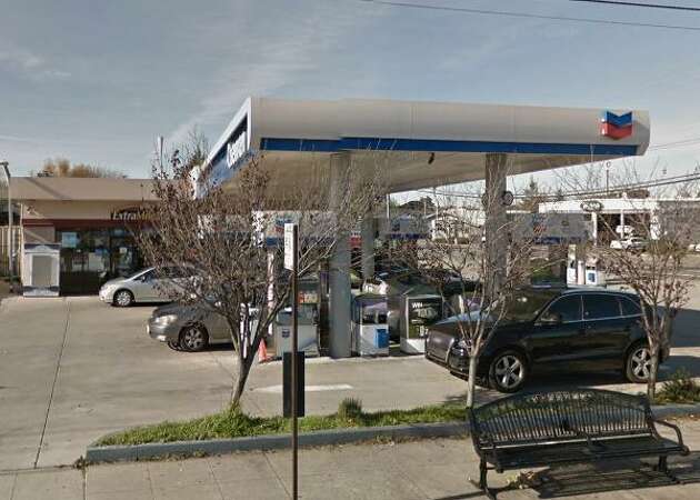 Gas station clerk shot in San Leandro during holdup