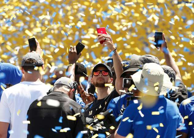 Warriors parade tips off with thousands of cheering fans on hand
