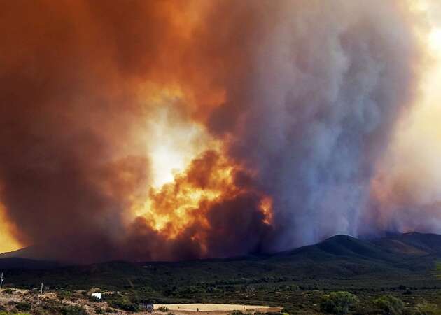 Arizona wildfire forces thousands of people from their homes