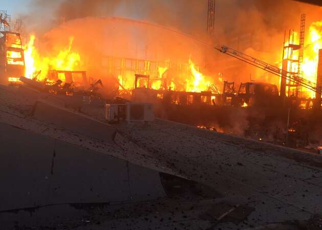 Massive fire engulfs construction project in Oakland