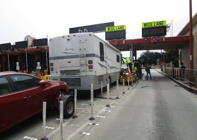 RV gets wedged in Golden Gate Bridge toll booth